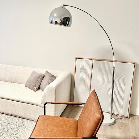 Modern 2 Bed Furnished Apartment In ควินซี ภายนอก รูปภาพ